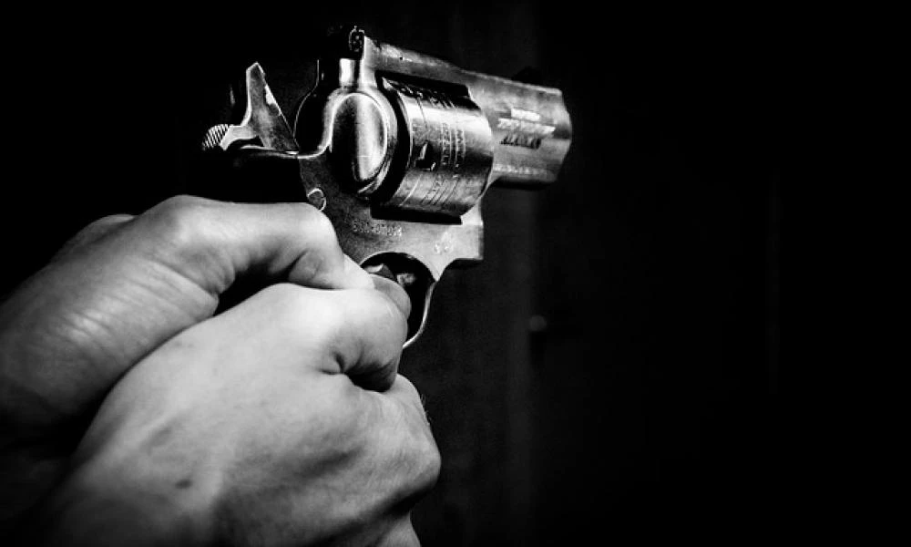 «Σούπερ» 85χρονη εξουδετέρωσε ληστή που την έδεσε με χειροπέδες